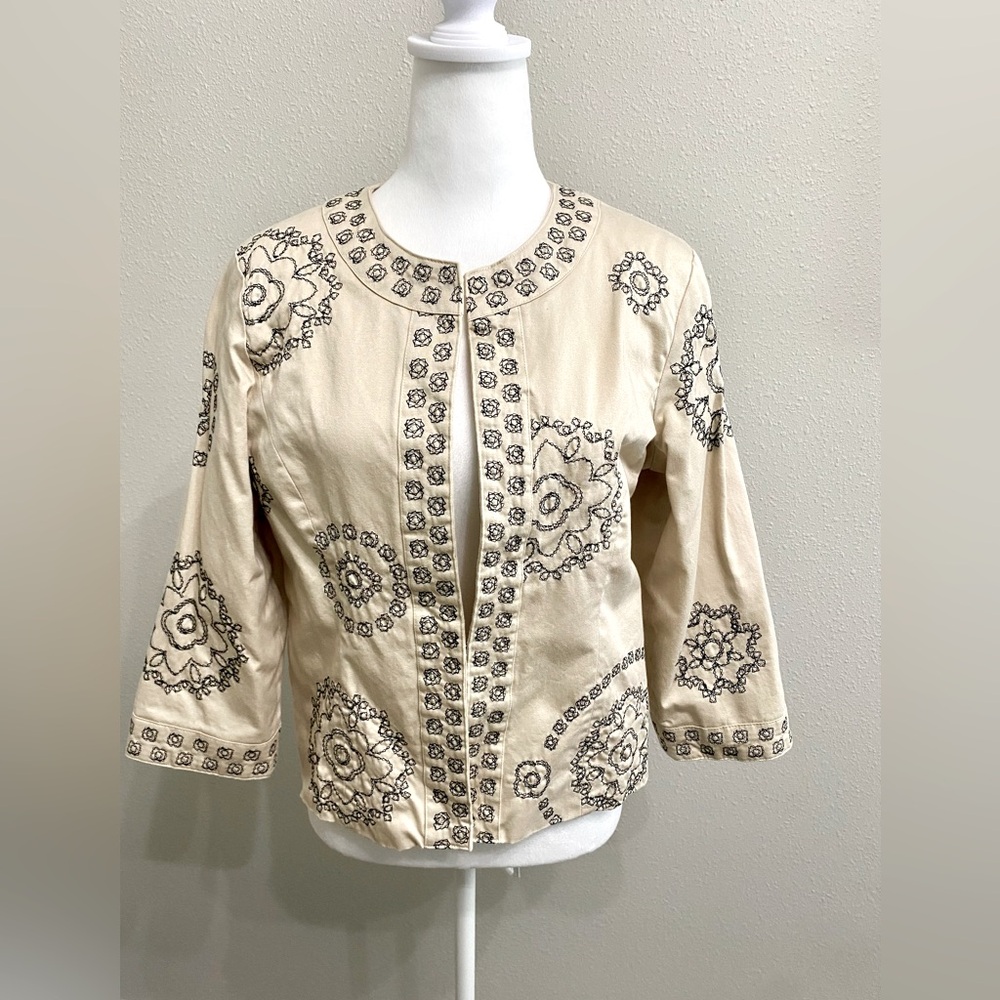 Vintage Susan Bristol Cream Jacket featuring intricate black embroidery - size M
